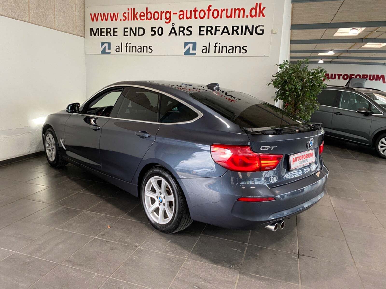 Grå BMW 320d fra 2018