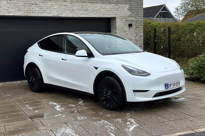 Hvid Tesla Model Y fra 2022