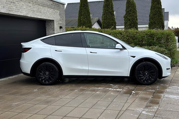 Hvid Tesla Model Y fra 2022