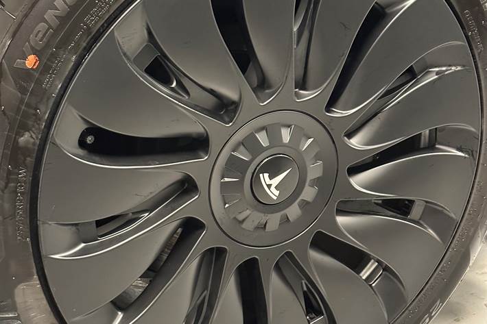 Hvid Tesla Model Y fra 2022