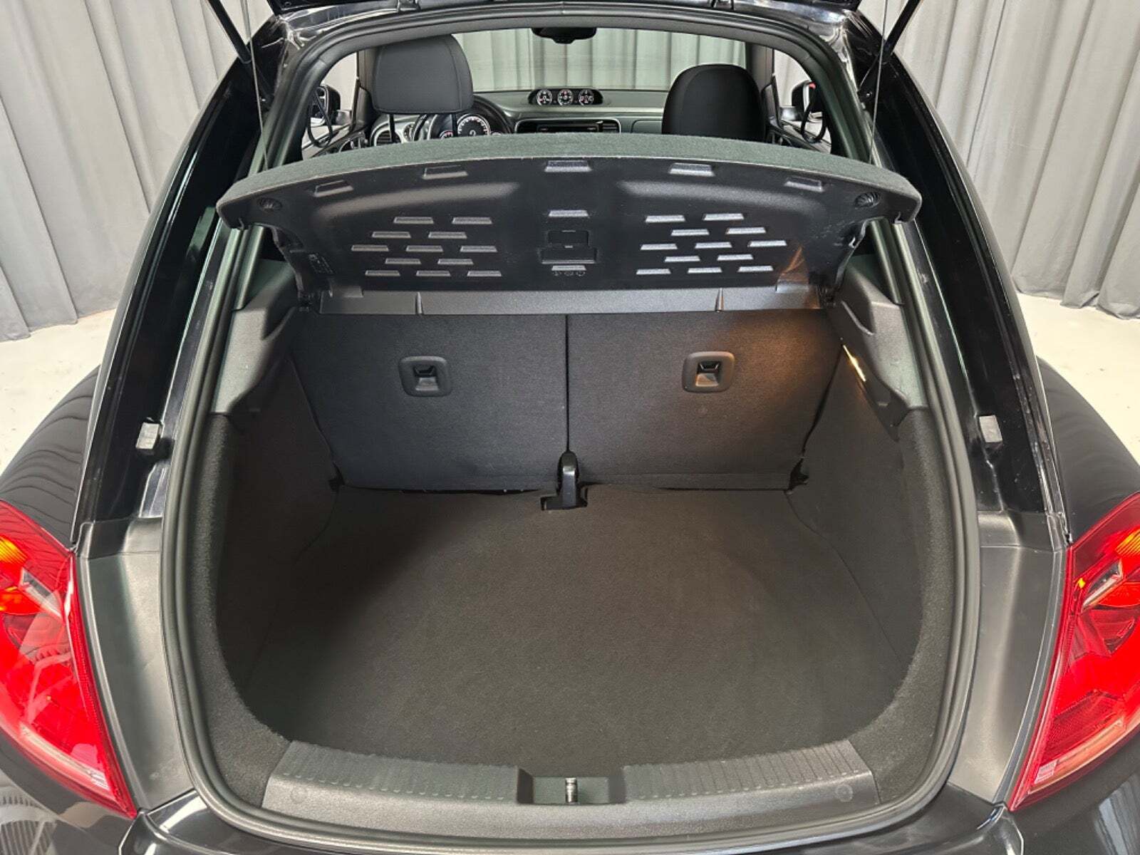 Grå VW The Beetle fra 2013