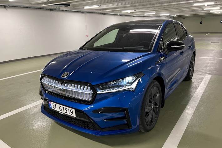 Blå Skoda Enyaq iV fra 2023