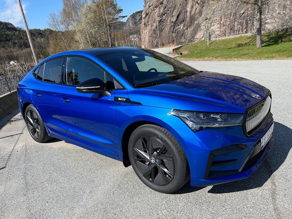 Blå Skoda Enyaq iV fra 2023