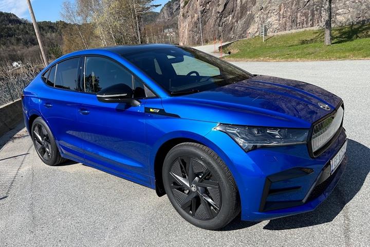 Blå Skoda Enyaq iV fra 2023