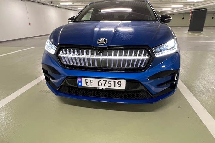Blå Skoda Enyaq iV fra 2023
