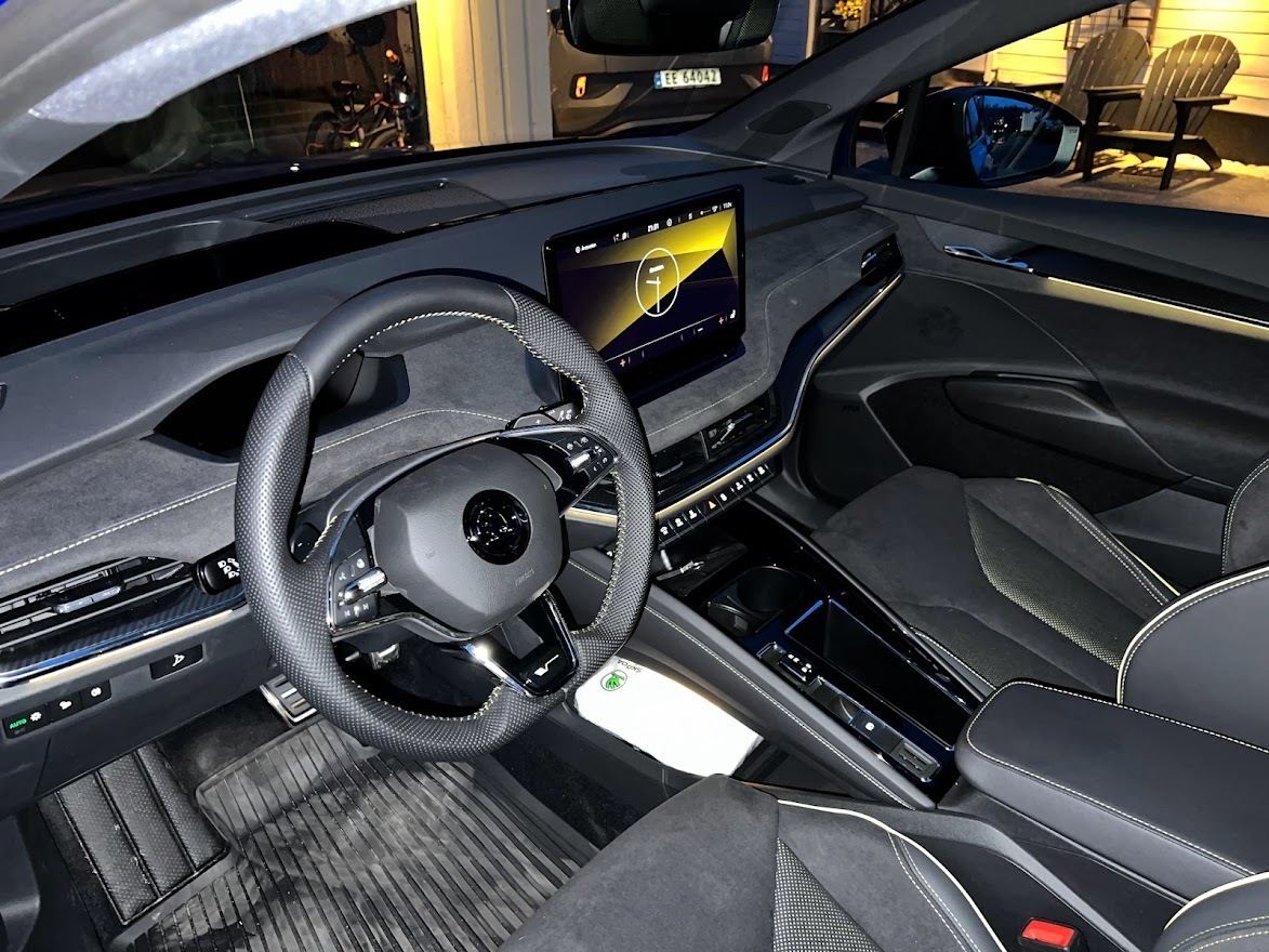 Blå Skoda Enyaq iV fra 2023