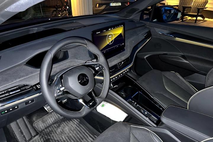 Blå Skoda Enyaq iV fra 2023