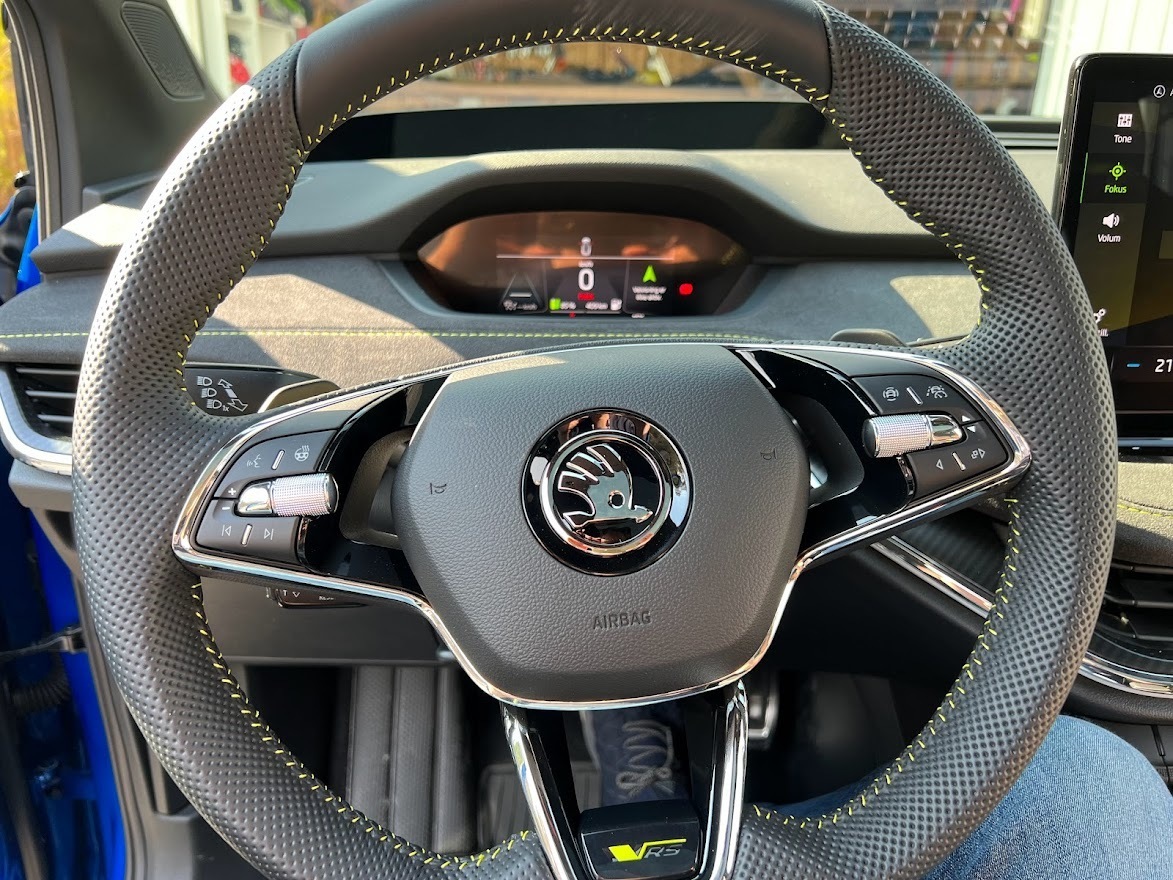 Blå Skoda Enyaq iV fra 2023