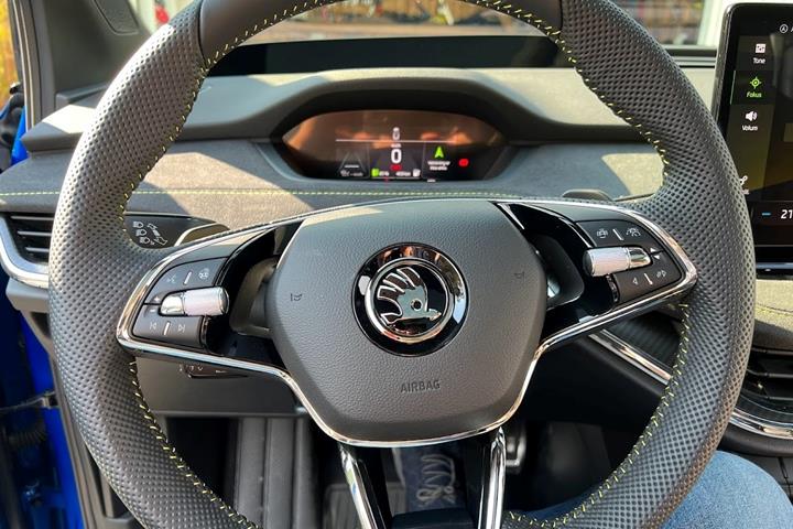 Blå Skoda Enyaq iV fra 2023