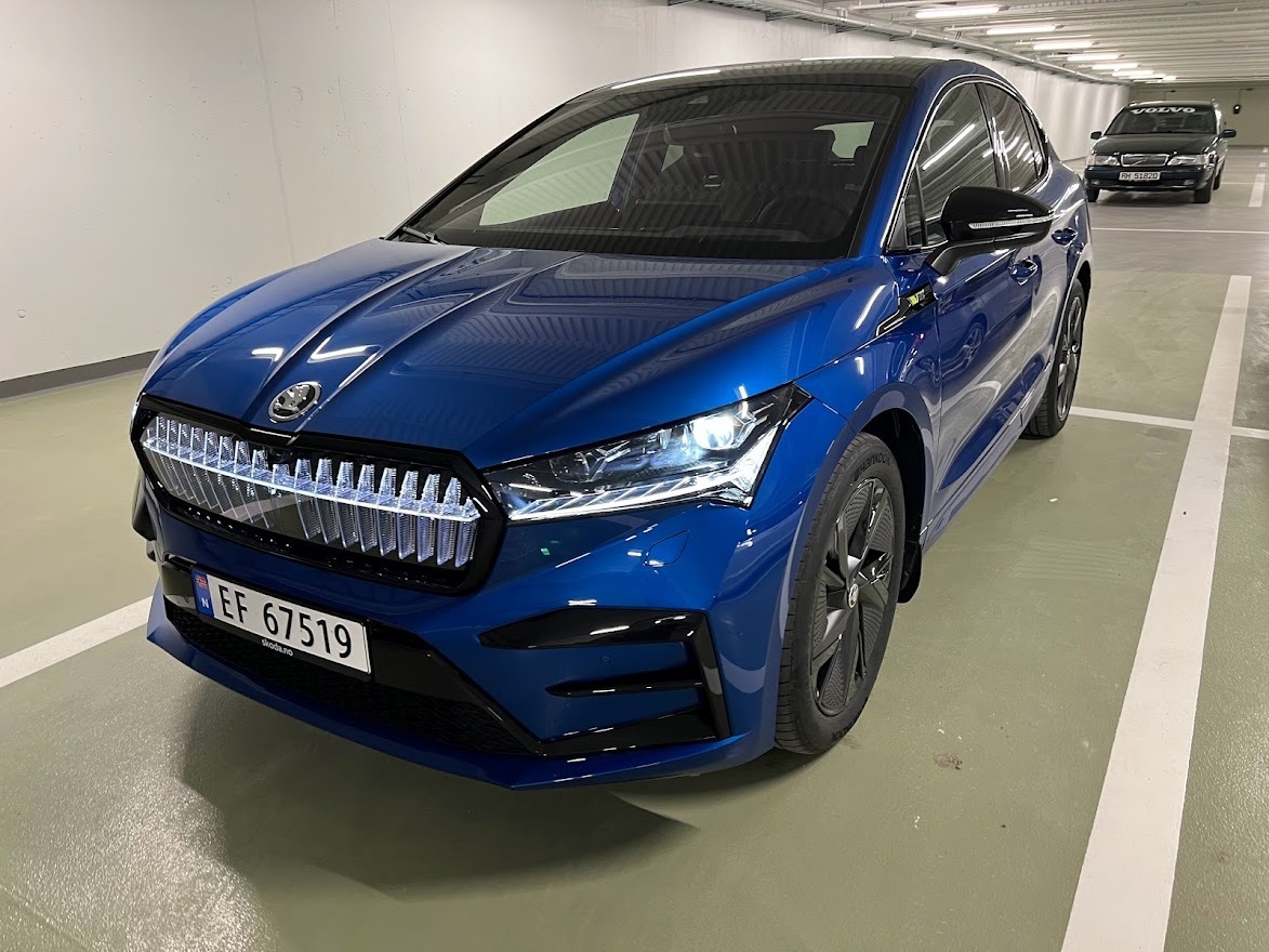 Blå Skoda Enyaq iV fra 2023