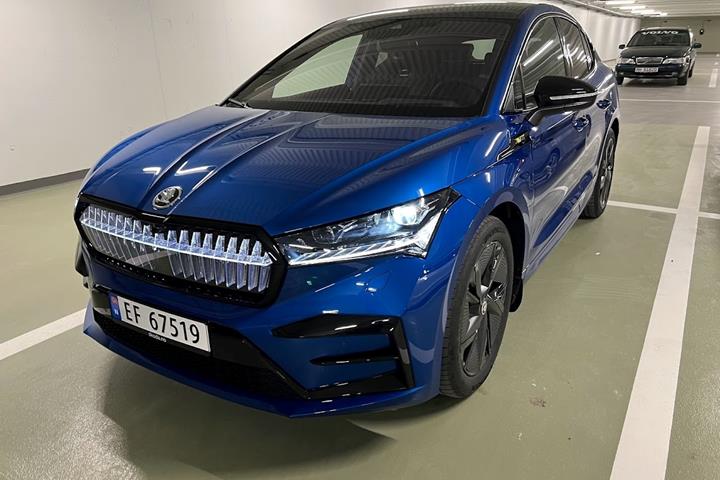 Blå Skoda Enyaq iV fra 2023
