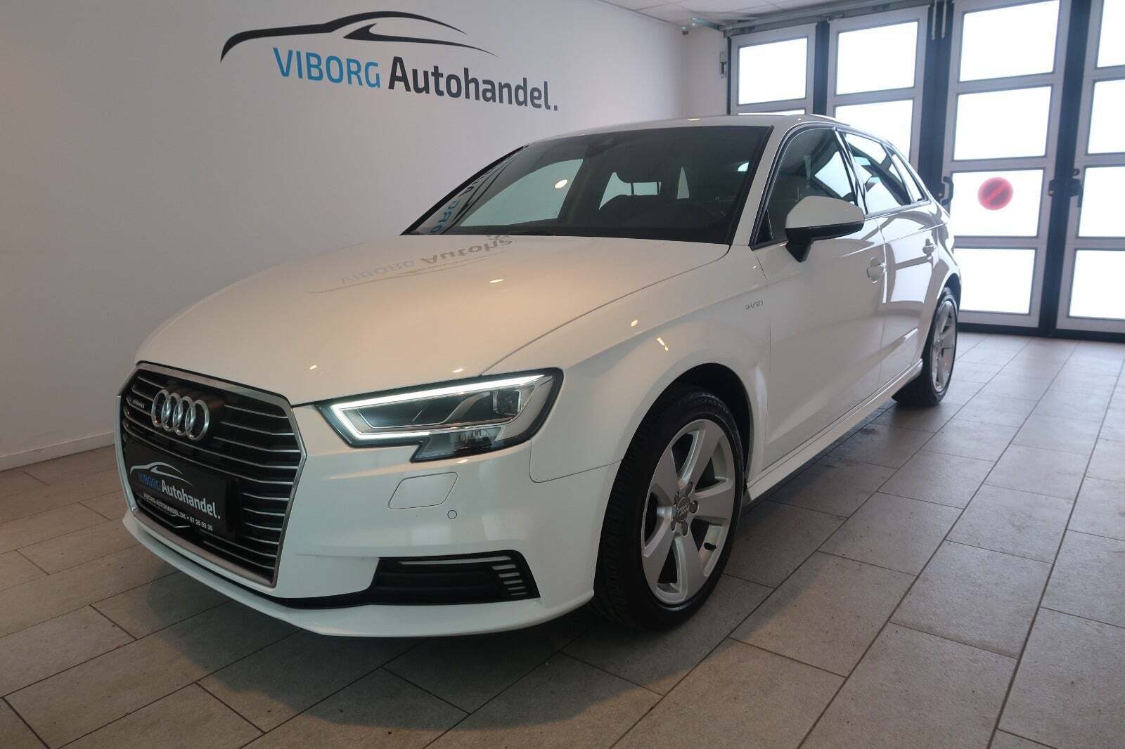 Hvid Audi A3 fra 2017 set udefra