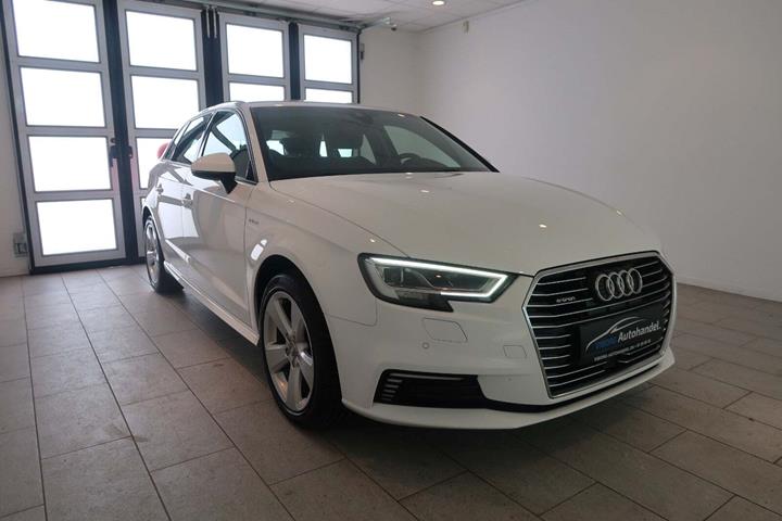 Hvid Audi A3 fra 2017 set udefra