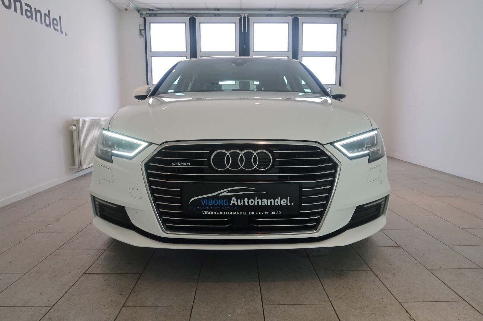 Hvid Audi A3 fra 2017 set udefra