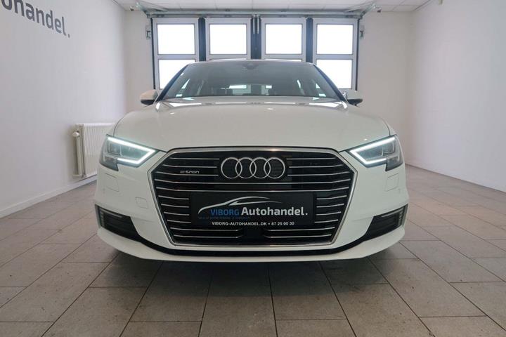 Hvid Audi A3 fra 2017 set udefra