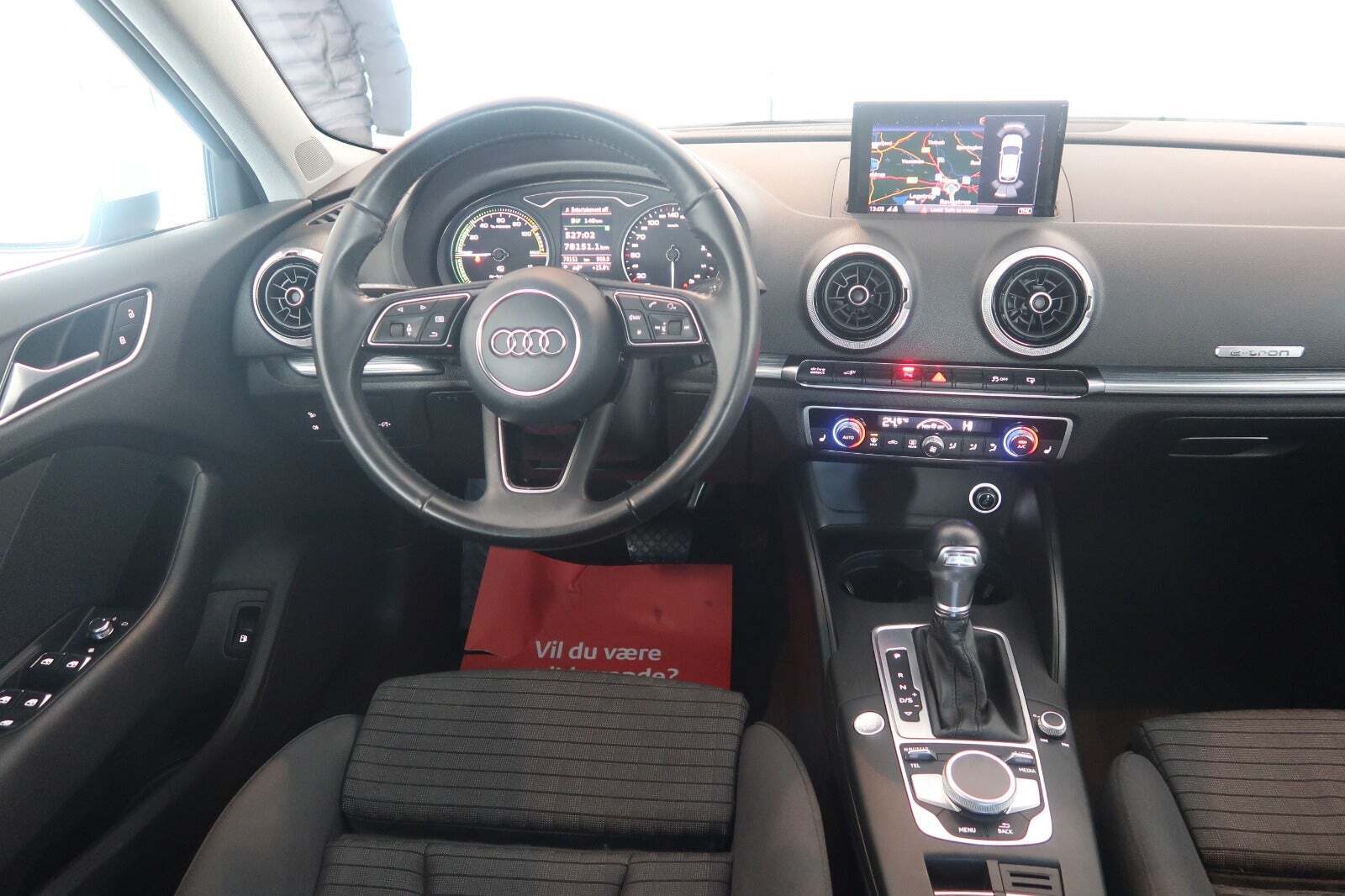 Hvid Audi A3 fra 2017 set indefra