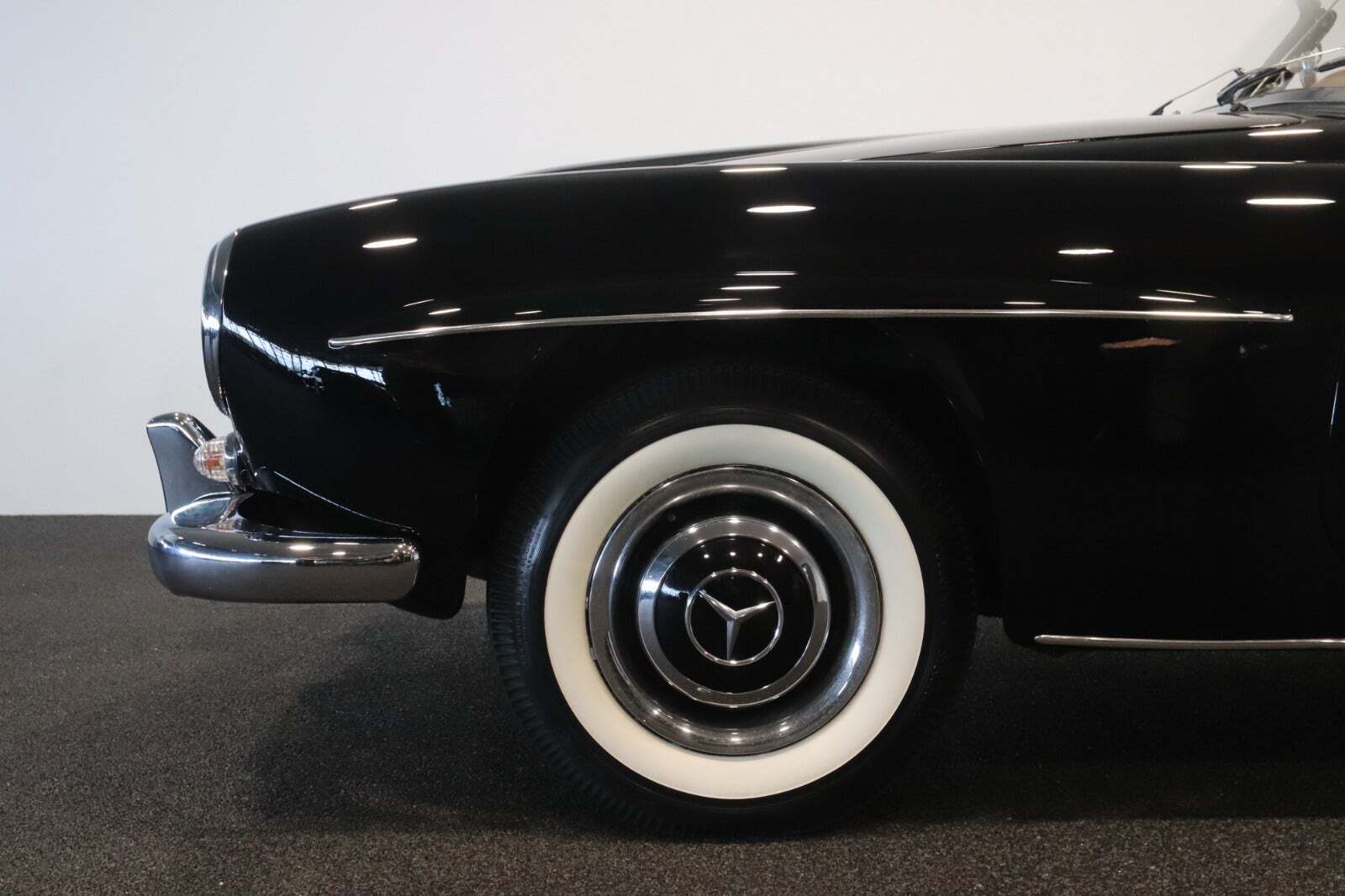 Sort Mercedes 190 SL fra 1956 set udefra