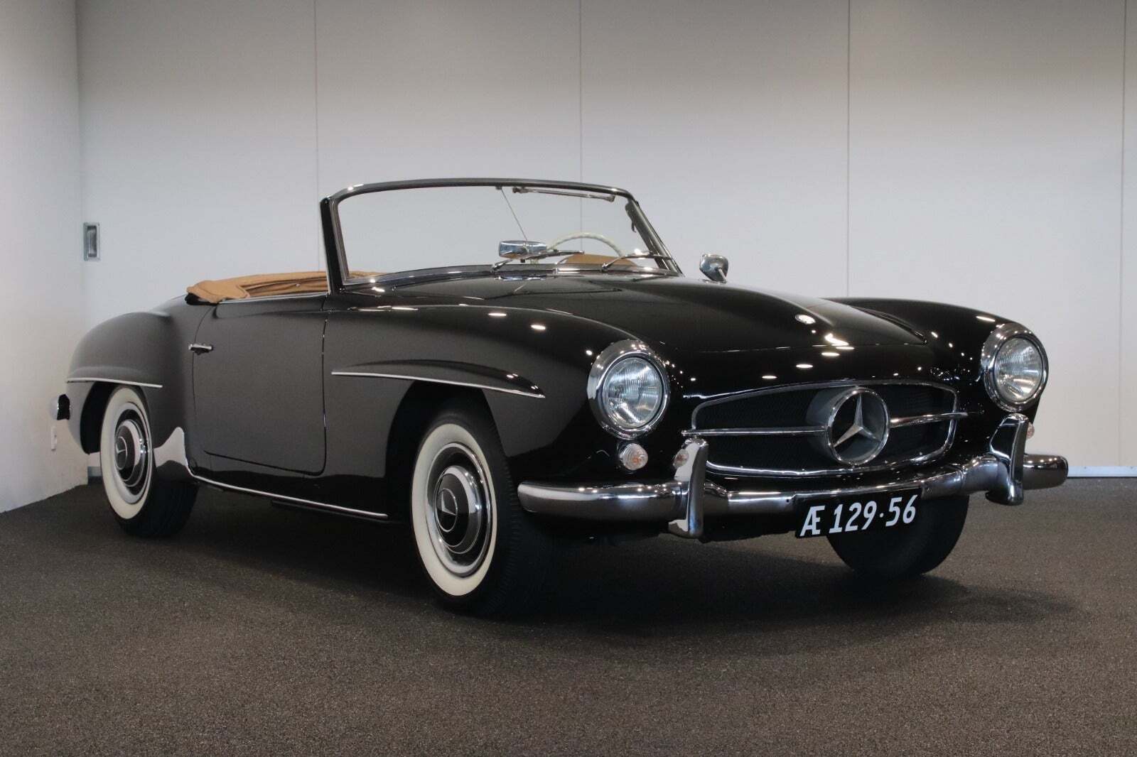 Sort Mercedes 190 SL fra 1956 set udefra