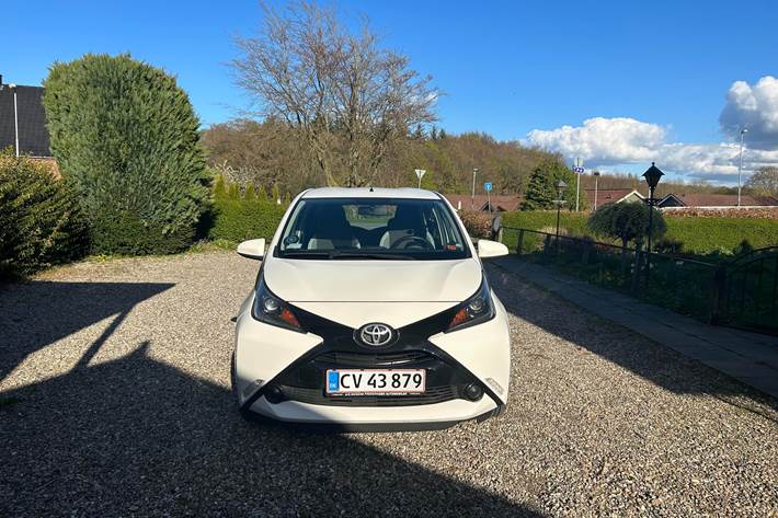 Hvid Toyota Aygo fra 2017