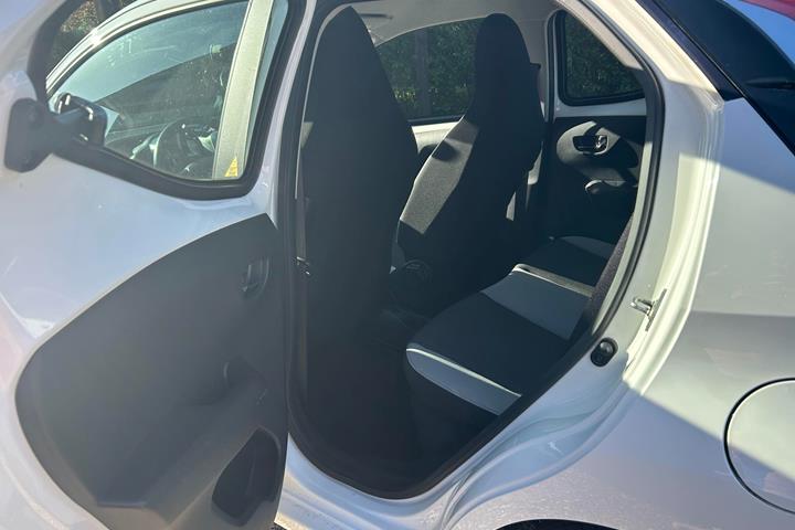 Hvid Toyota Aygo fra 2017