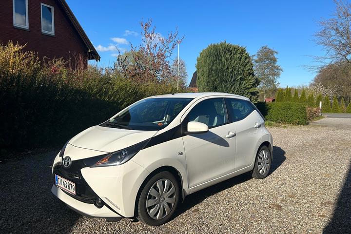 Hvid Toyota Aygo fra 2017