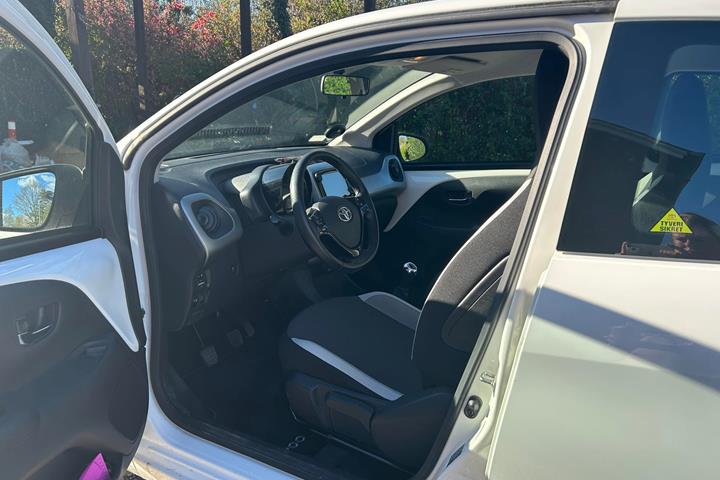 Hvid Toyota Aygo fra 2017