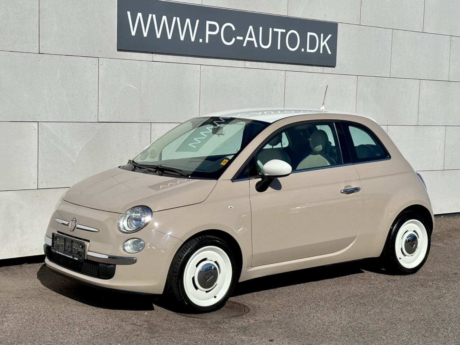 Beige Fiat 500 fra 2015