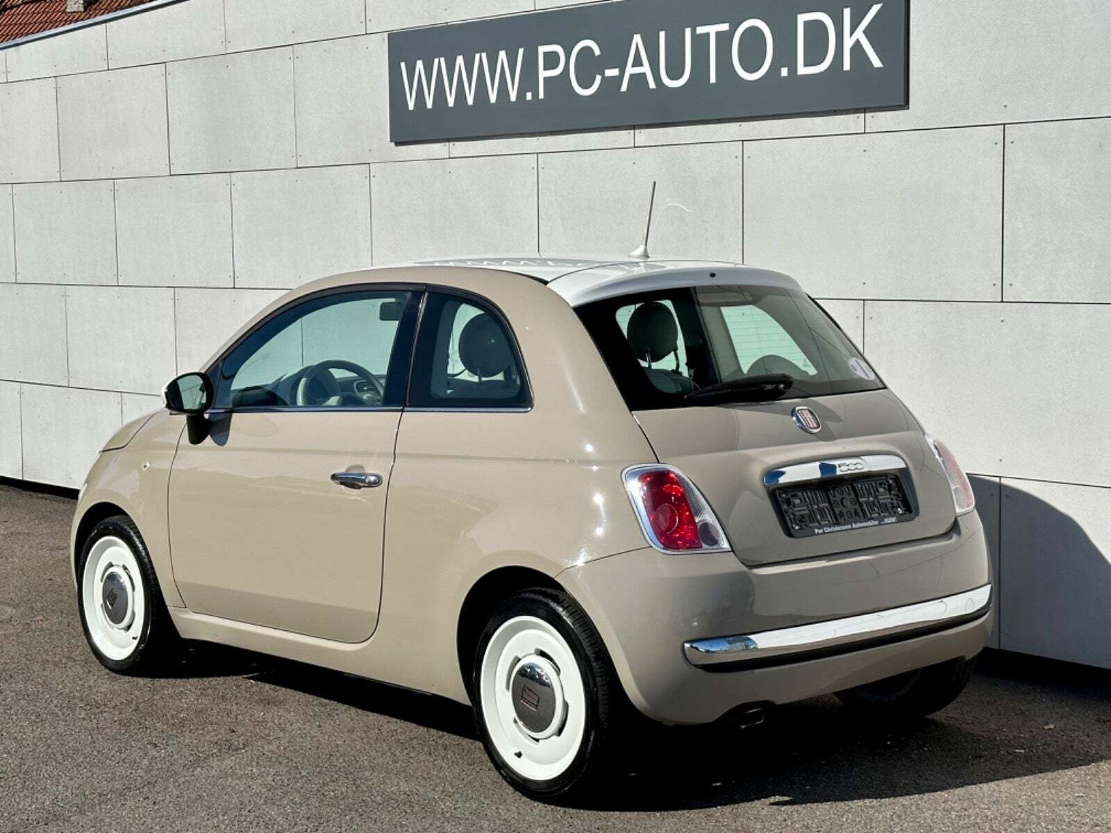 Beige Fiat 500 fra 2015
