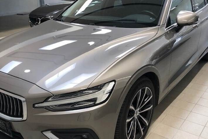 Beige Volvo V60 fra 2018