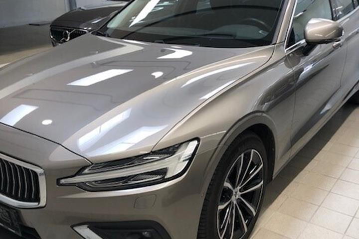 Beige Volvo V60 fra 2018