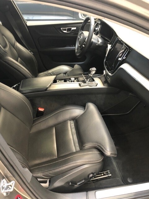 Beige Volvo V60 fra 2018