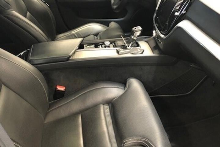 Beige Volvo V60 fra 2018