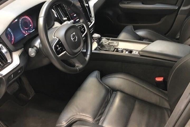 Beige Volvo V60 fra 2018