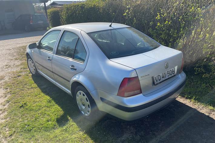 Sølv VW Bora fra 2003