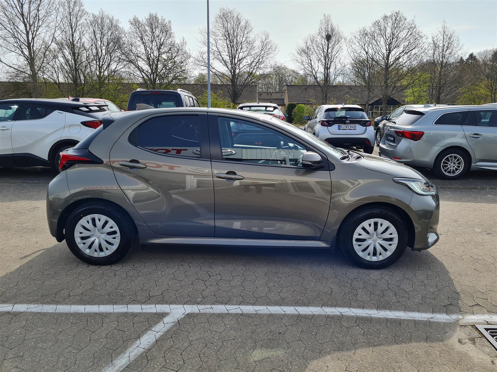 Bronze Toyota Yaris fra 2020