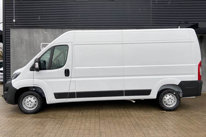 Hvid Peugeot Boxer fra 2024