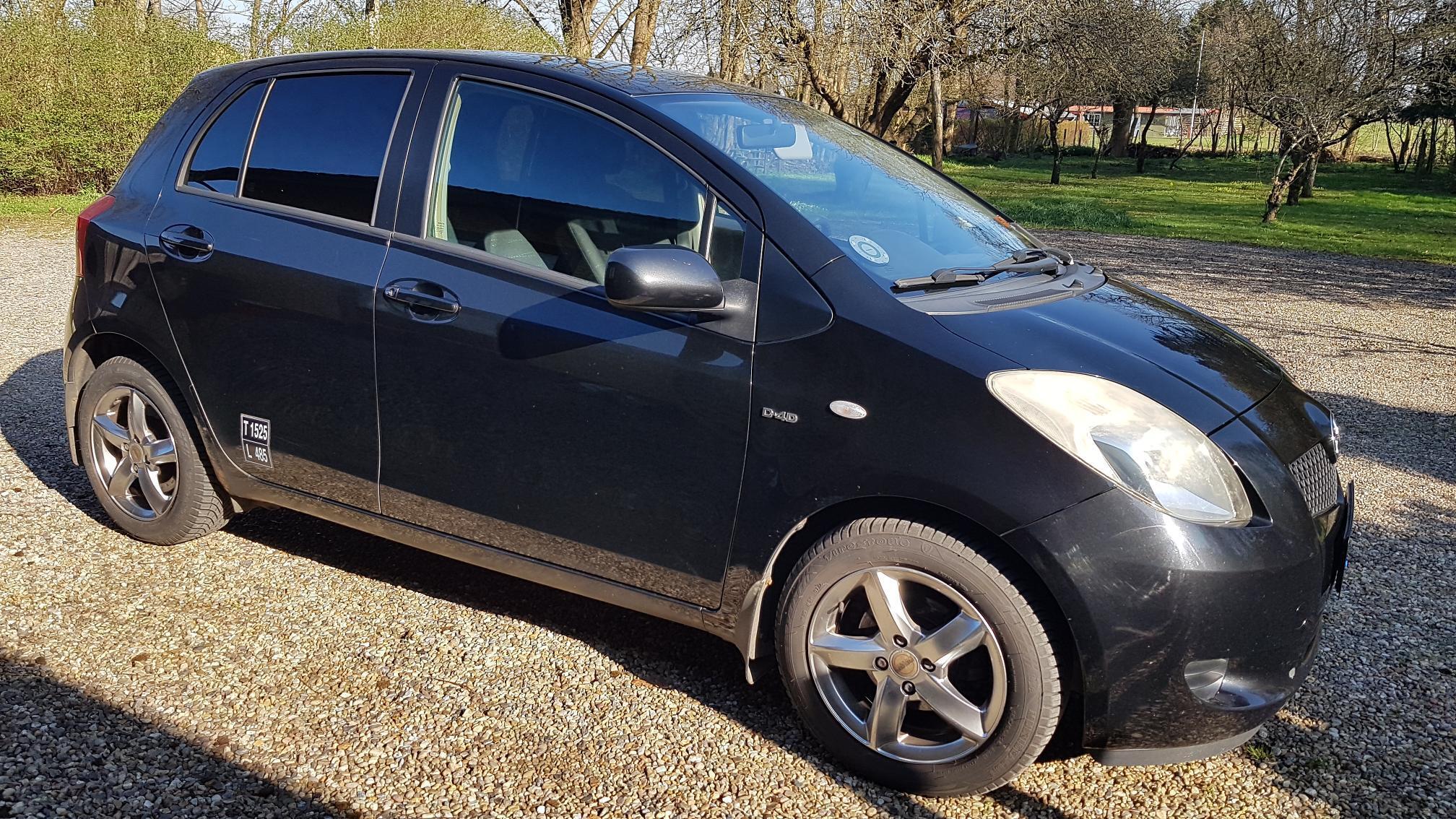 Sort Toyota Yaris fra 2008