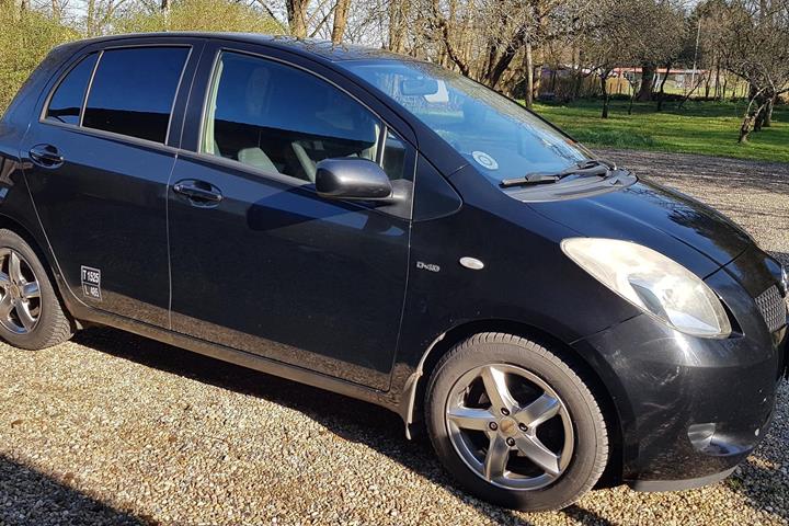 Sort Toyota Yaris fra 2008