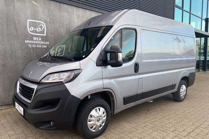 Sølv Peugeot Boxer fra 2023 set udefra