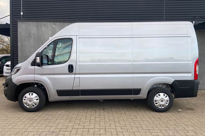 Sølv Peugeot Boxer fra 2023 set udefra