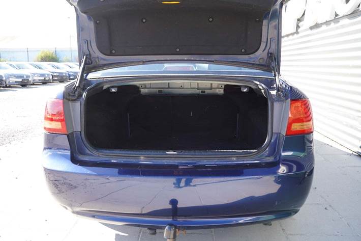 Blå Kia Magentis fra 2008