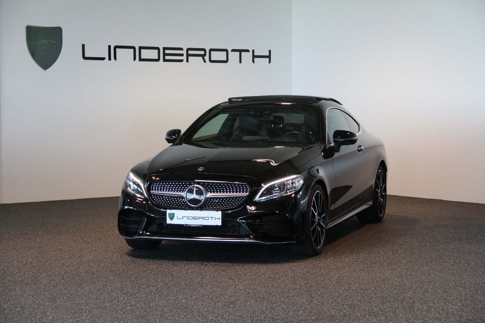 Sort Mercedes C200 fra 2019 set udefra