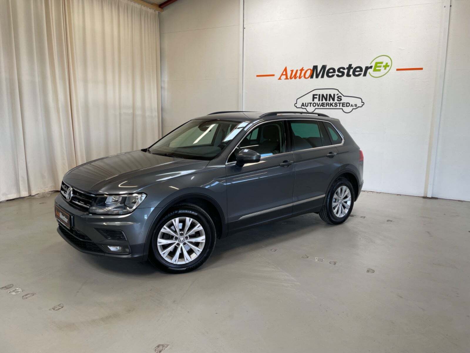 Grå VW Tiguan fra 2019