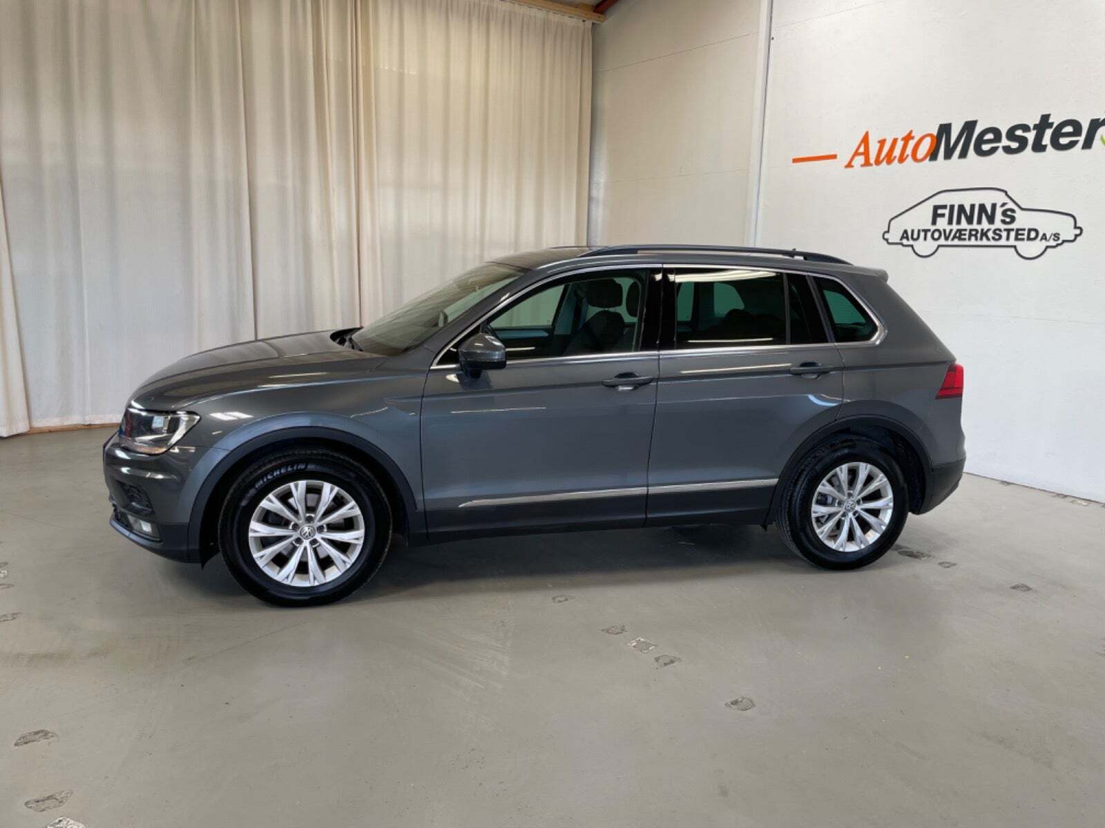 Grå VW Tiguan fra 2019