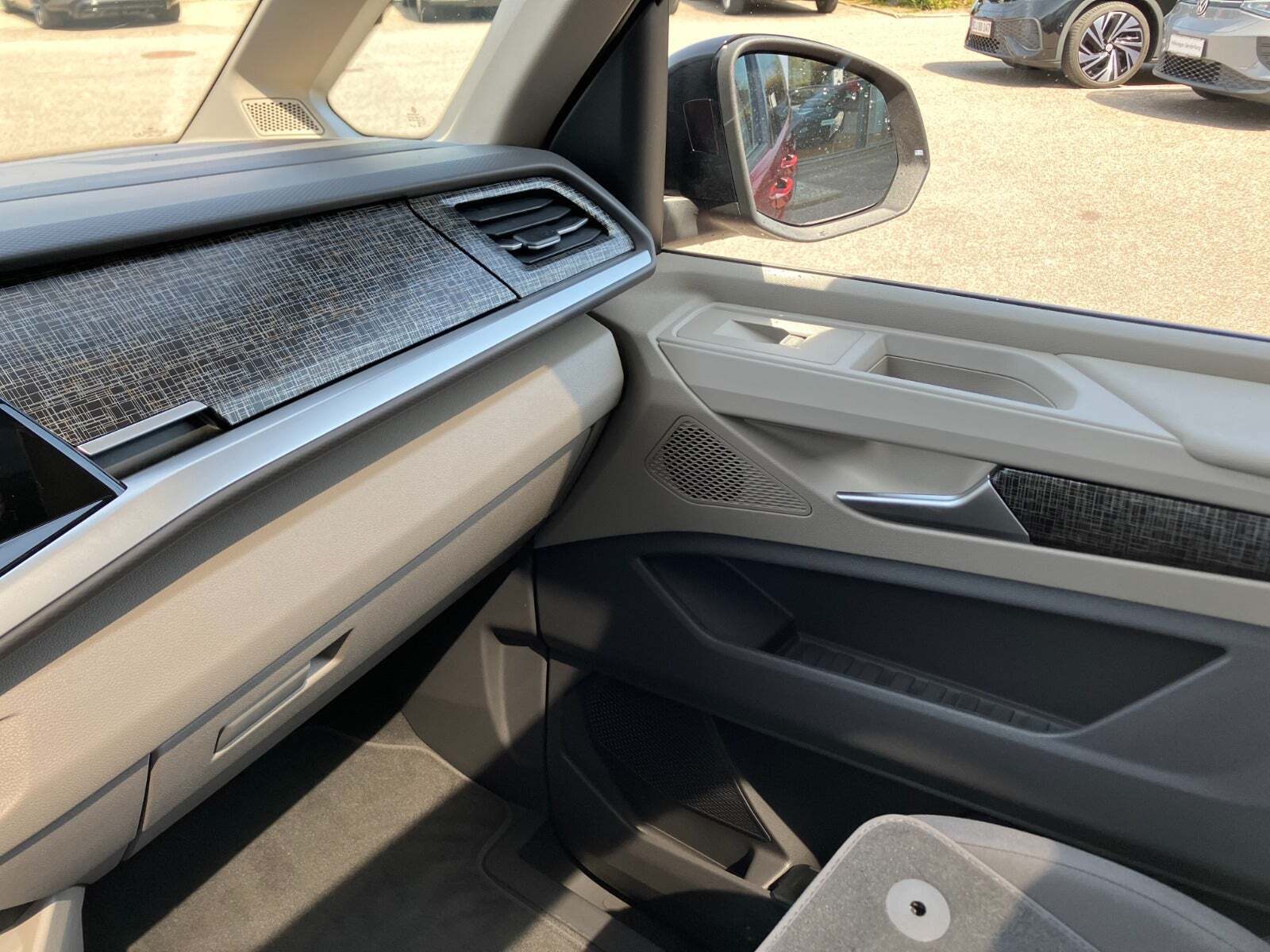 Grå VW Multivan fra 2023