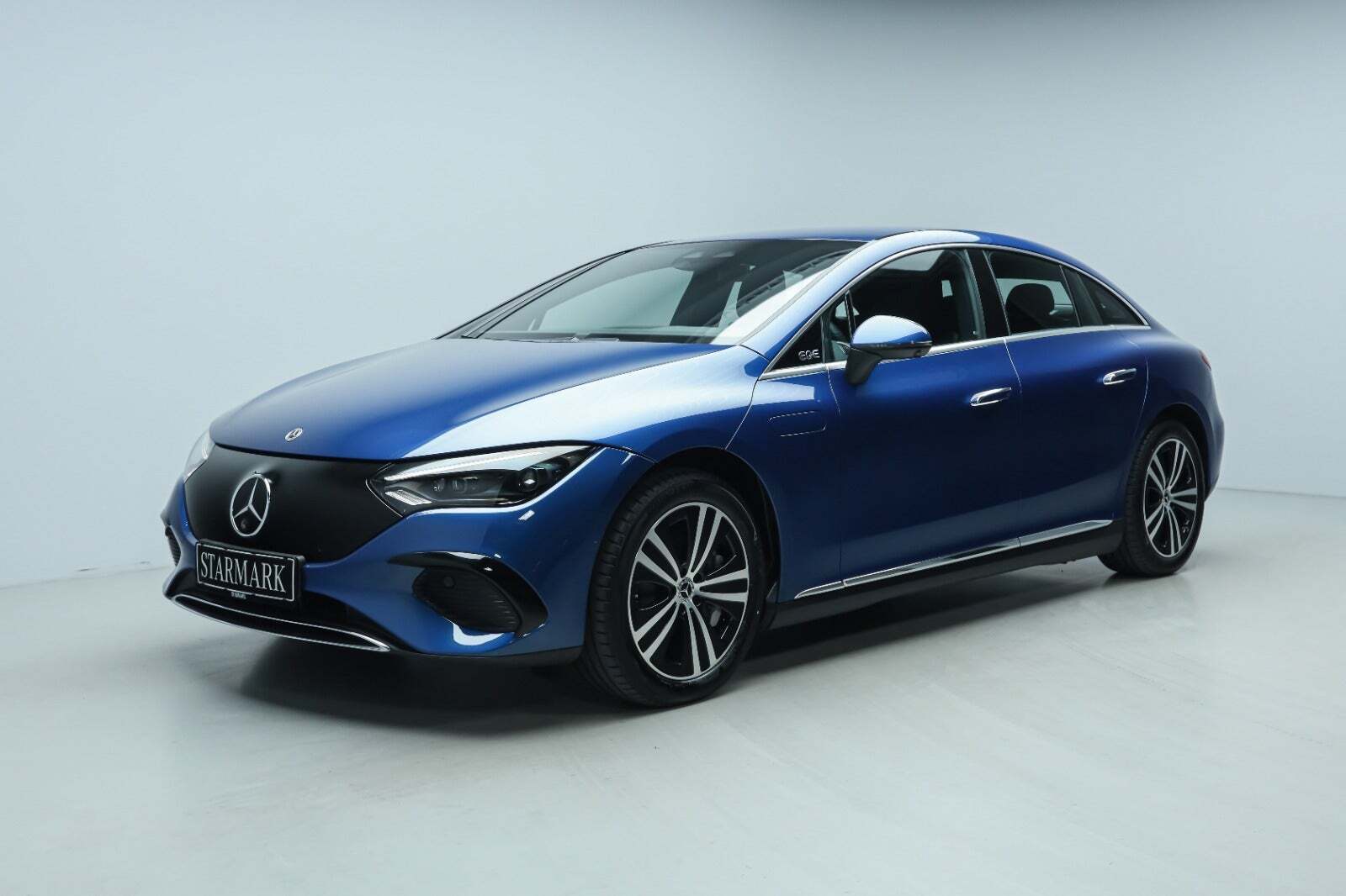 Blå Mercedes EQE350+ fra 2022