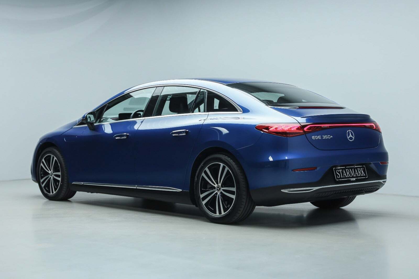 Blå Mercedes EQE350+ fra 2022