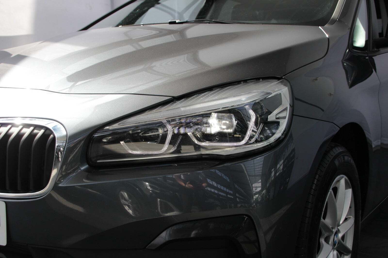 Grå BMW 216i fra 2021