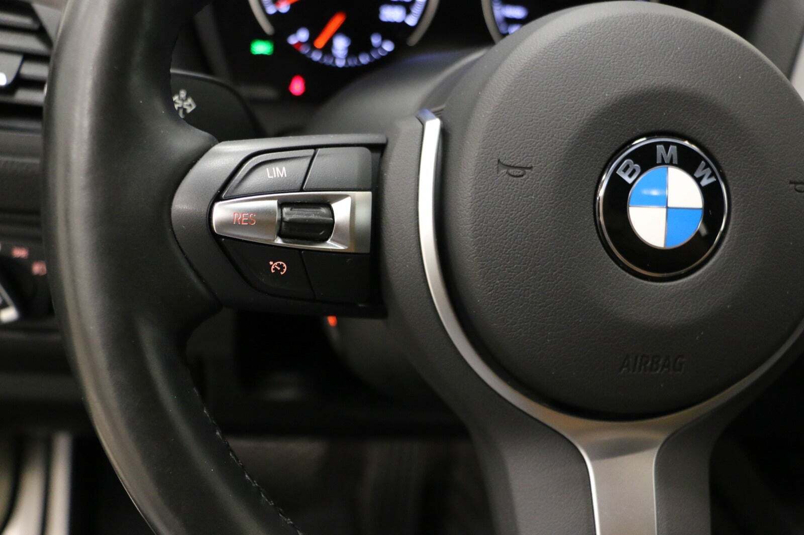 Grå BMW 120i fra 2019