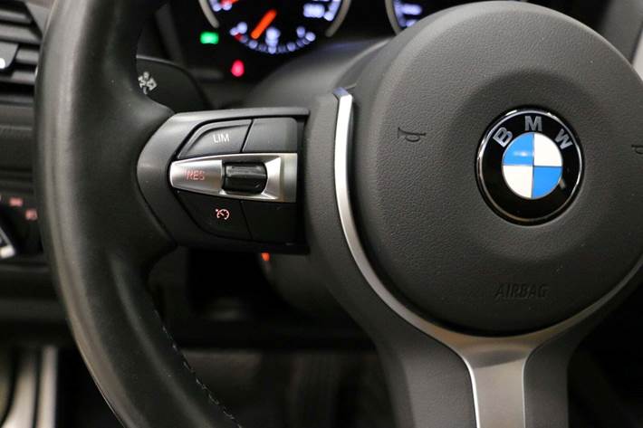 Grå BMW 120i fra 2019